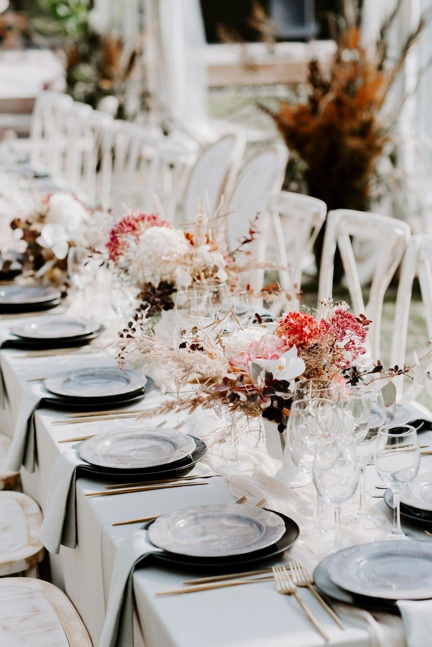 Banquete con mesas largas para muchos invitados