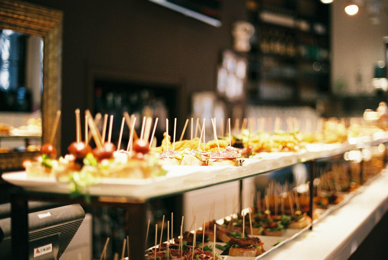 Barra de pinchos y aperitivos en un evento