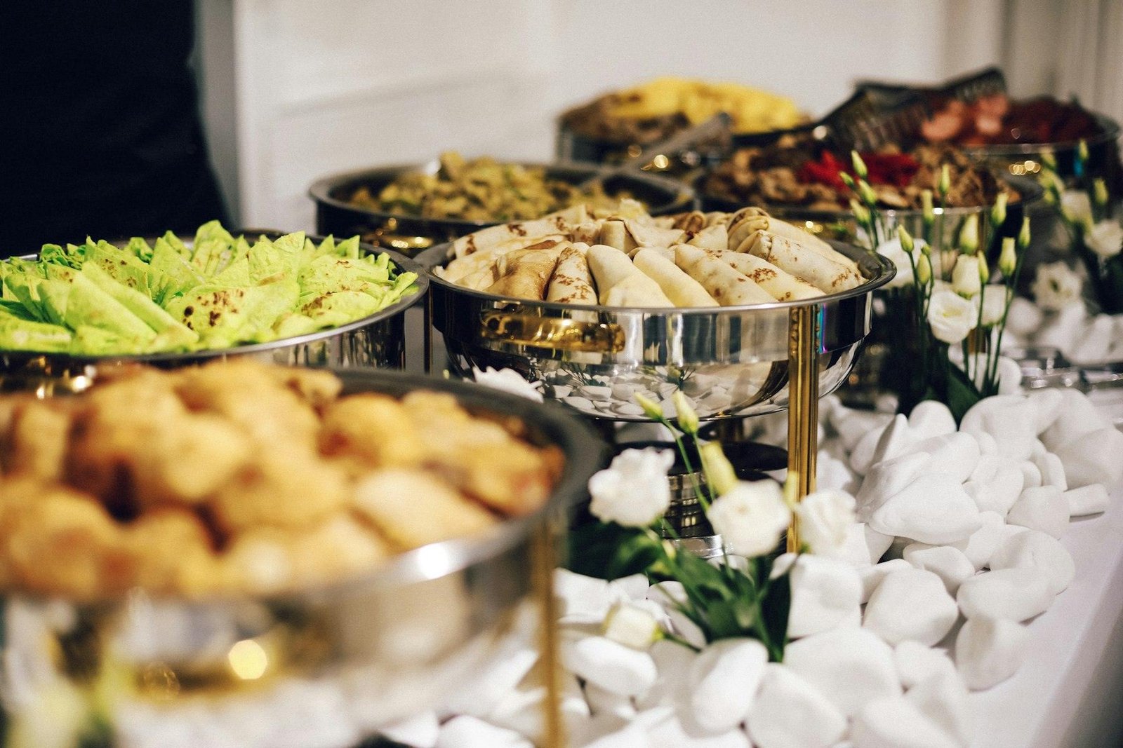 Buffet con fuentes de acero para un evento de empresa