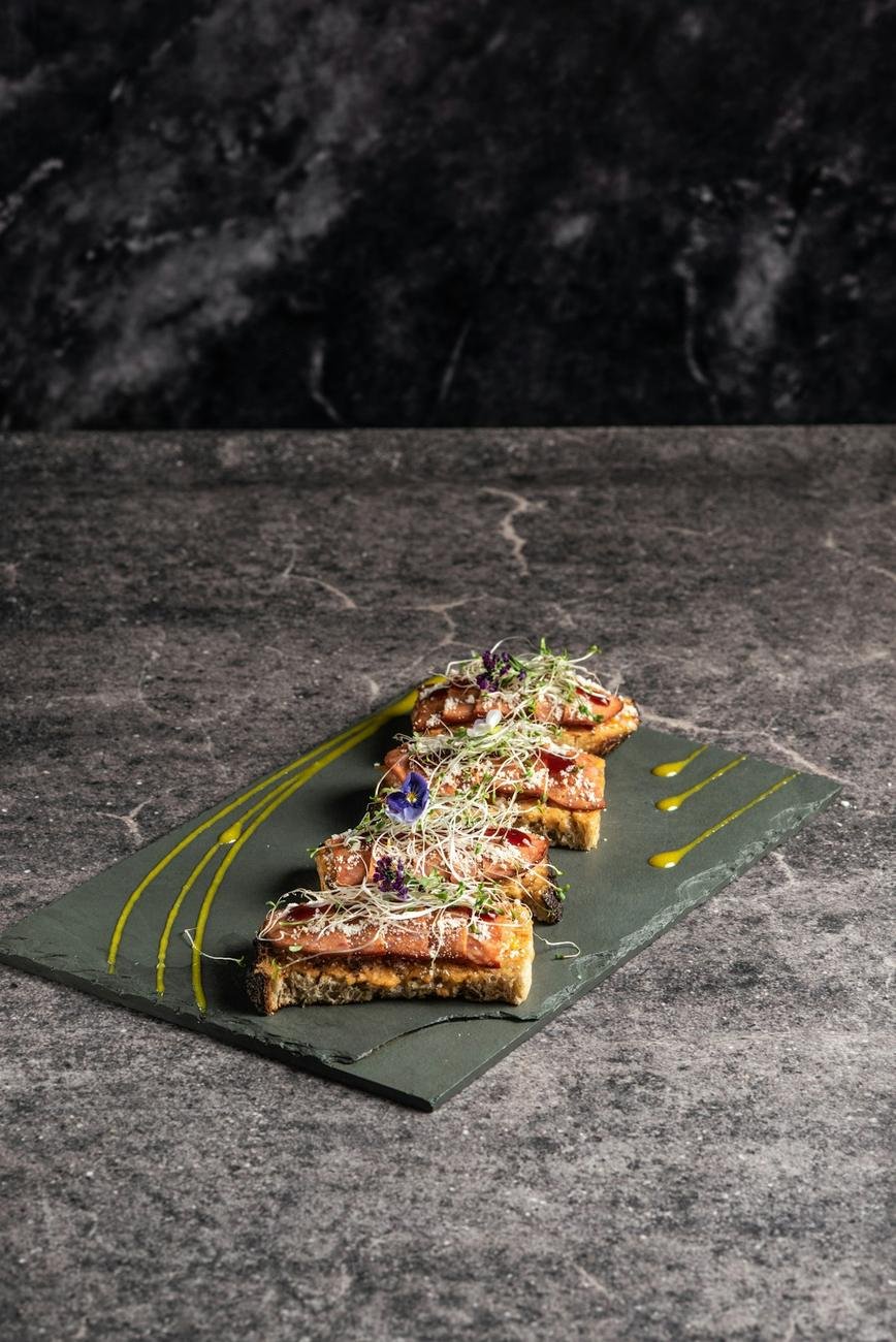 Canapés gourmet sobre pizarra