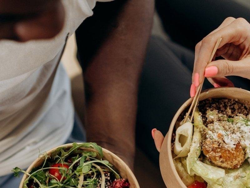 Bowls de ensalada y comida caliente servidos al momento