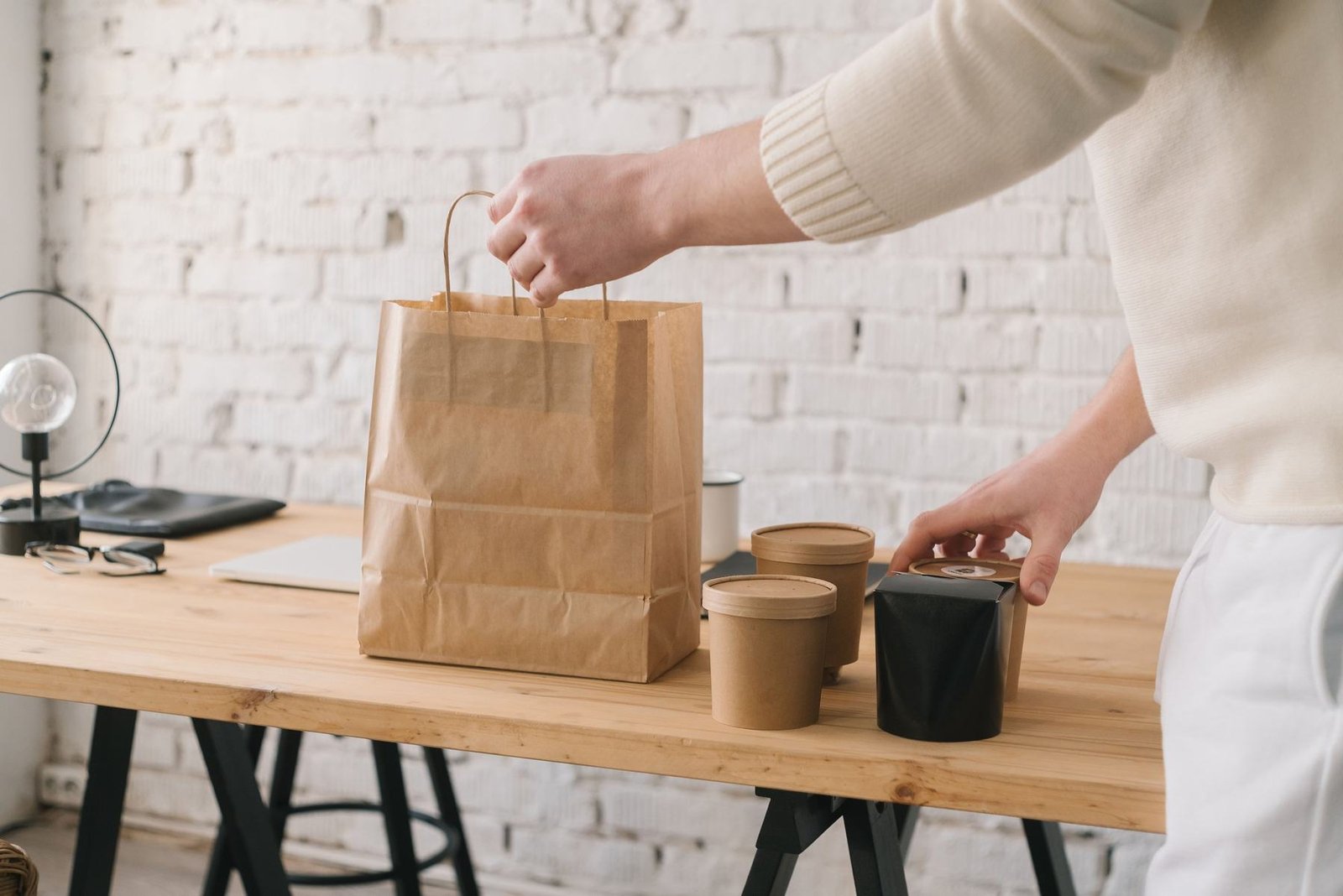 Preparación de pedidos en bolsas de papel con envases compostables