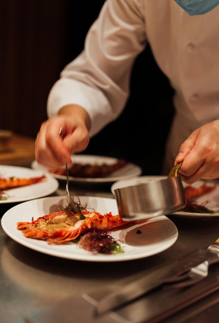 Chef emplatando un menú
