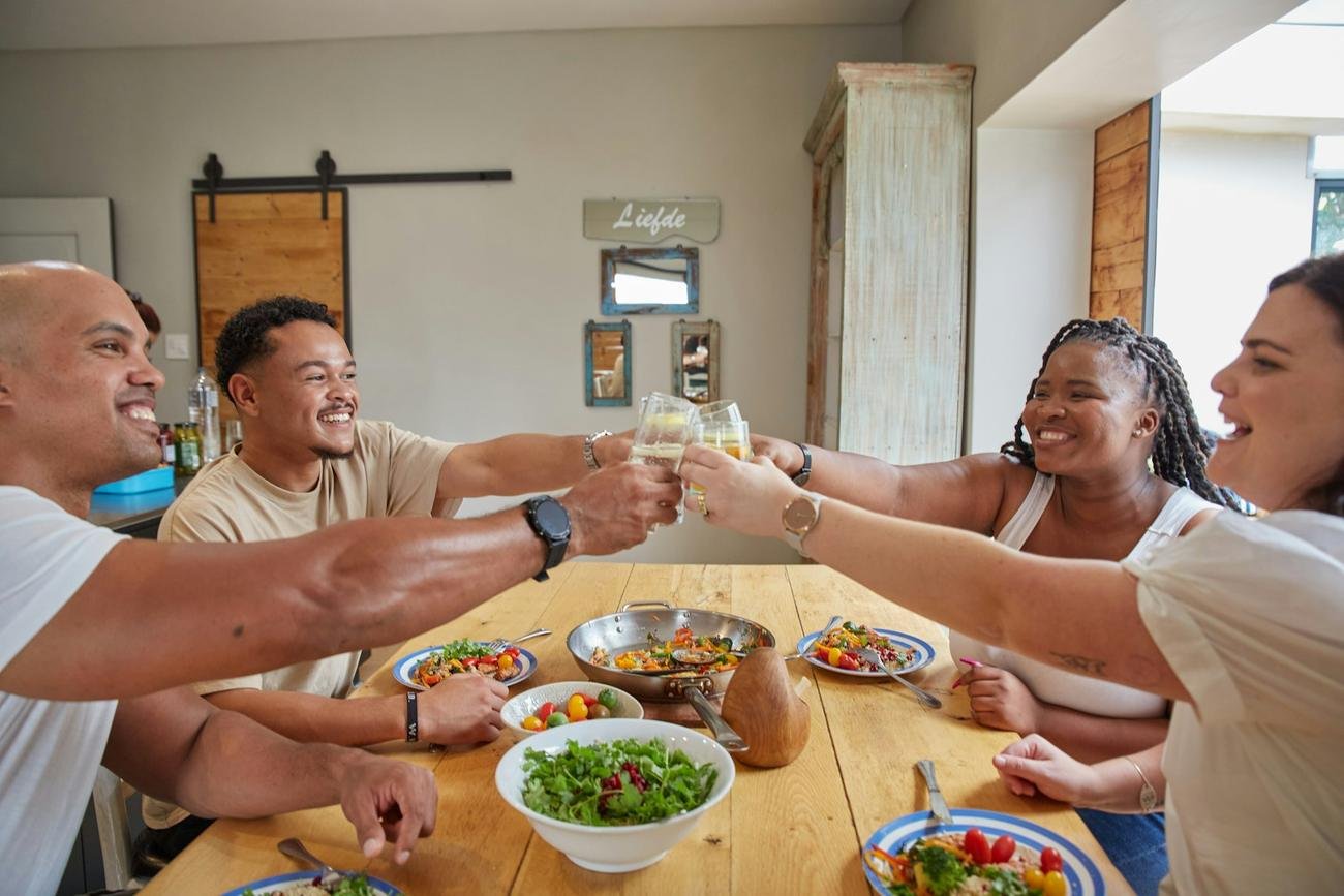 Grupo de amigos brindando en una comida