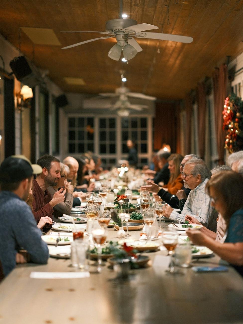 Comida familiar en una mesa larga