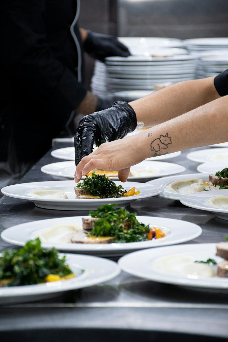 Cocinera emplatando en cadena