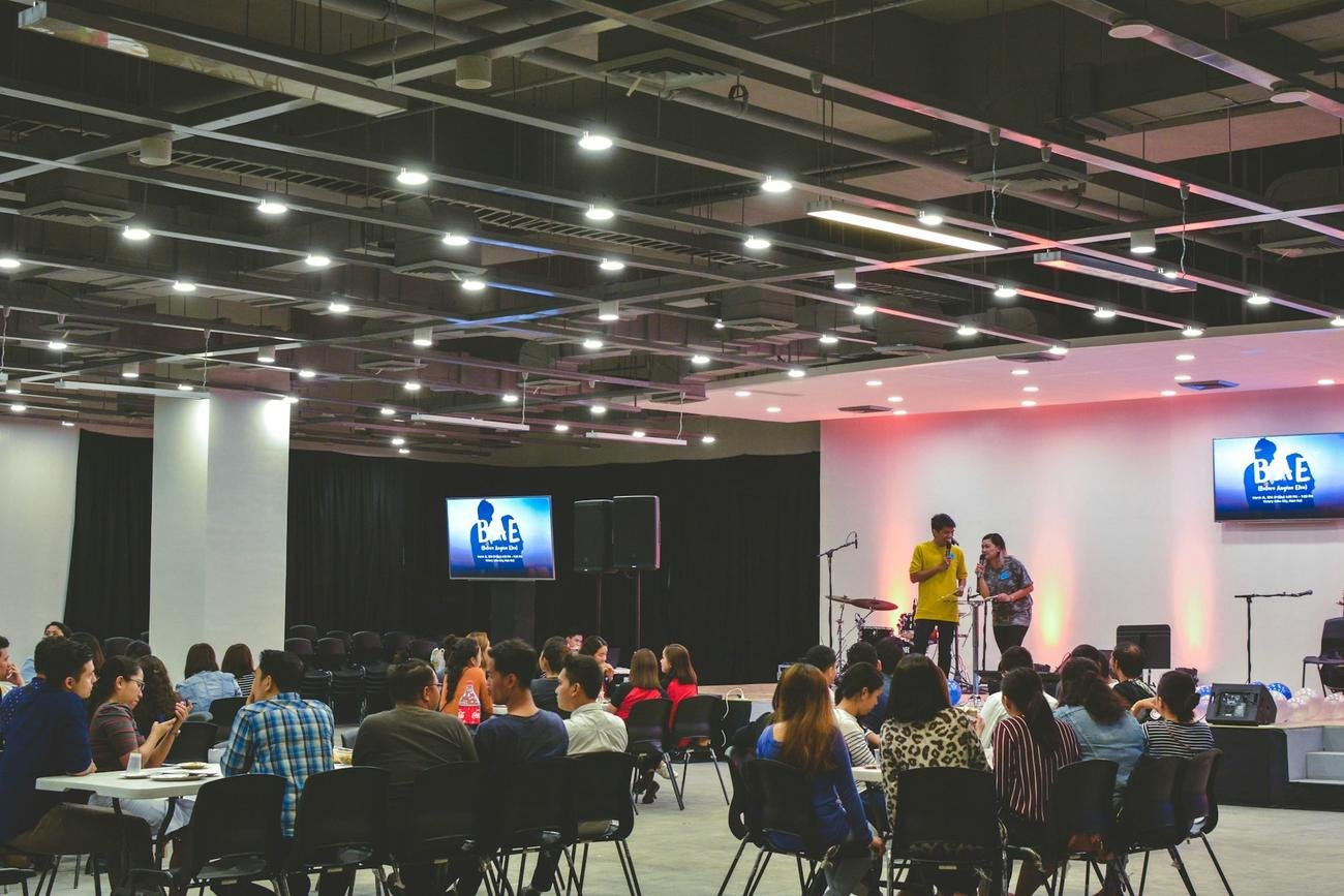 Sala de un evento corporativo con mesas