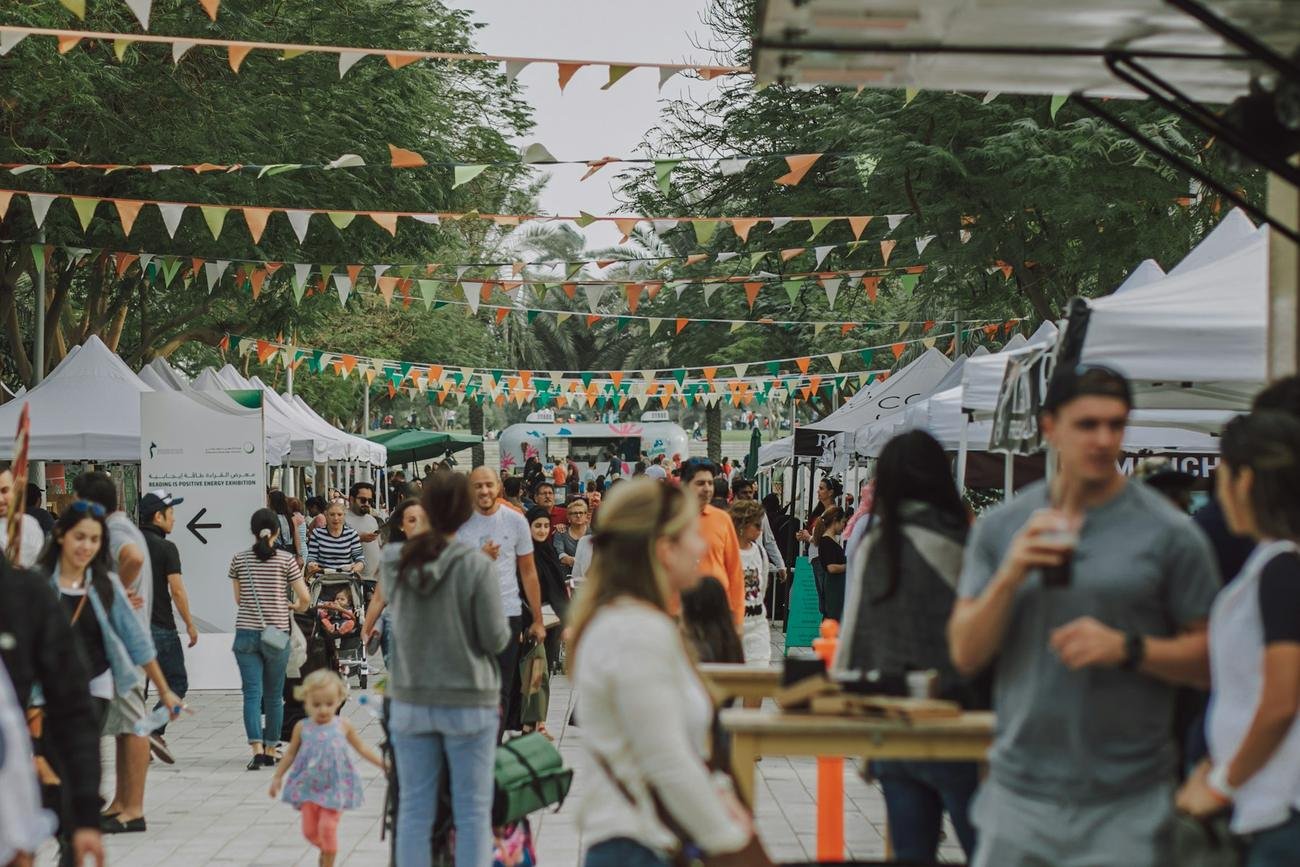 Público en un festival gastronómico al aire libre