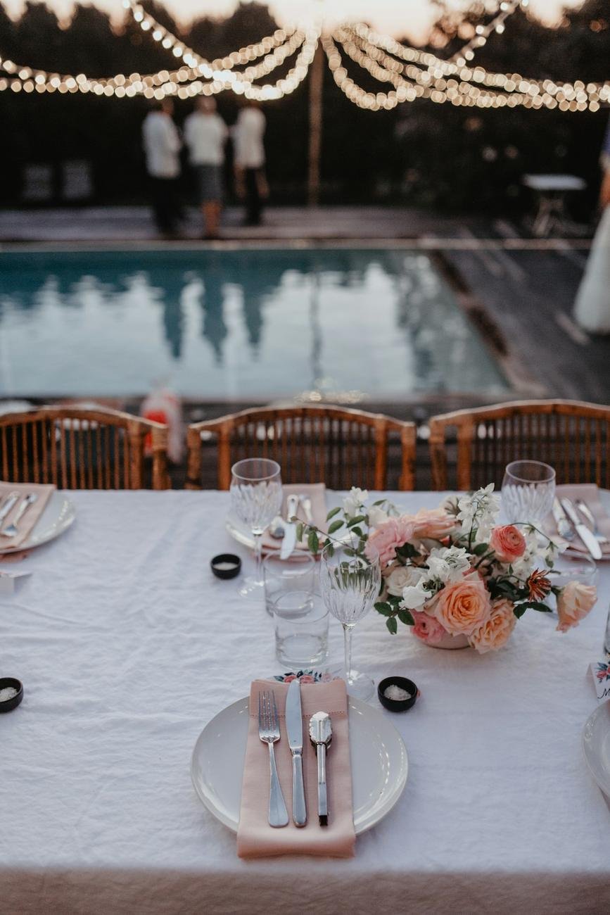 Mesa de boda junto a una piscina