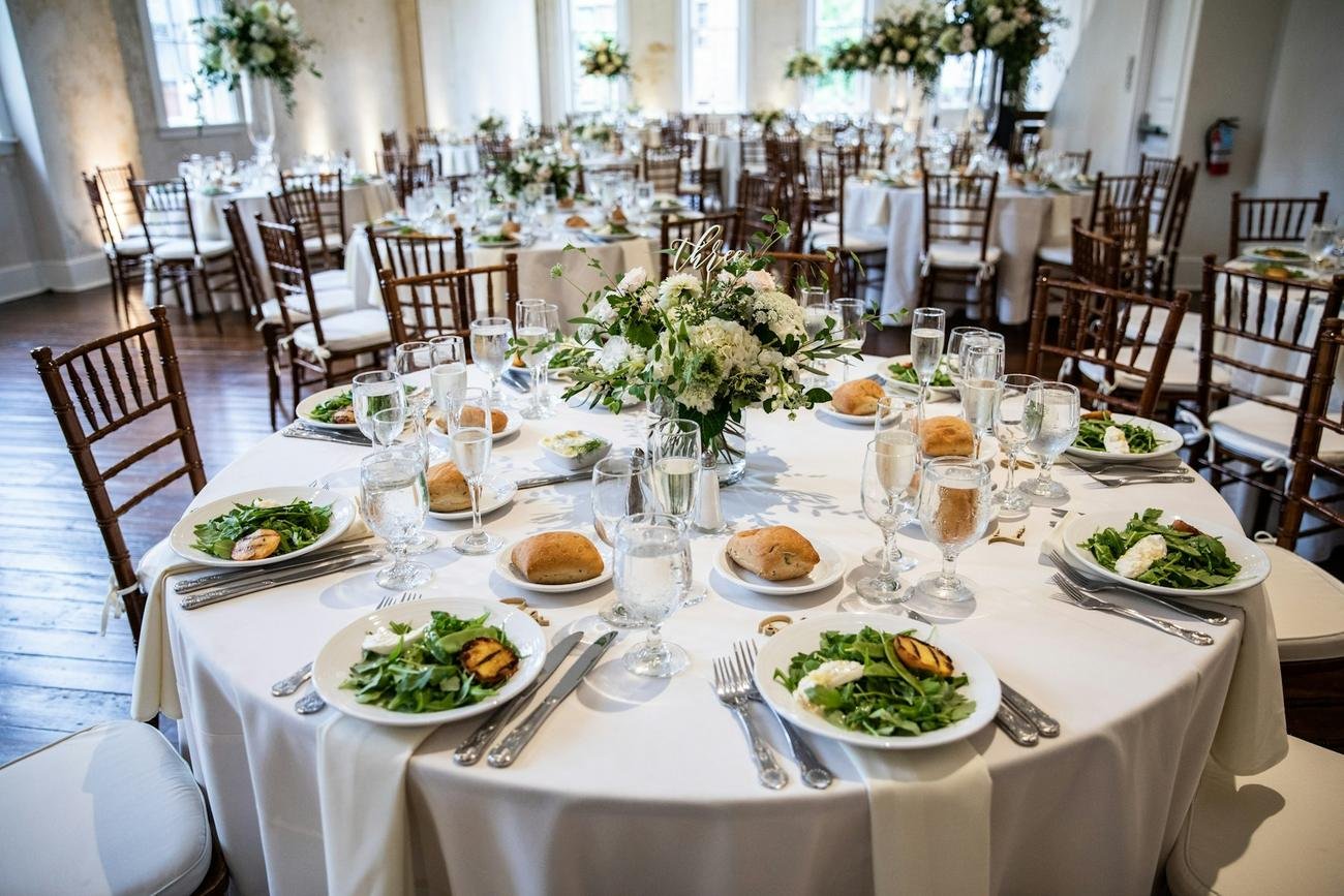 Mesa redonda de boda con los platos servidos