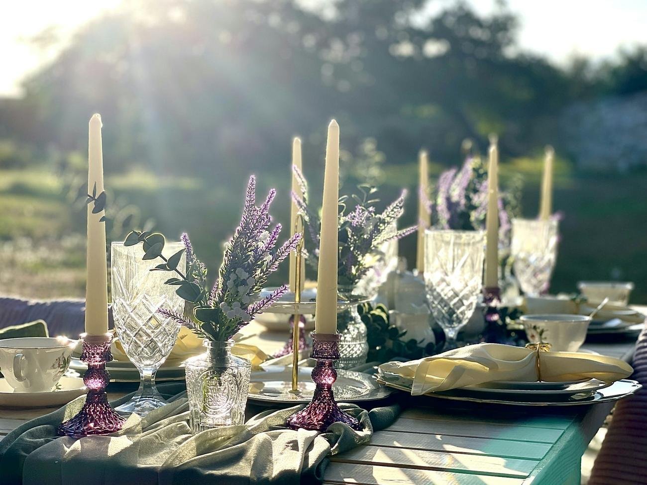 Mesa con velas en un jardín al atardecer