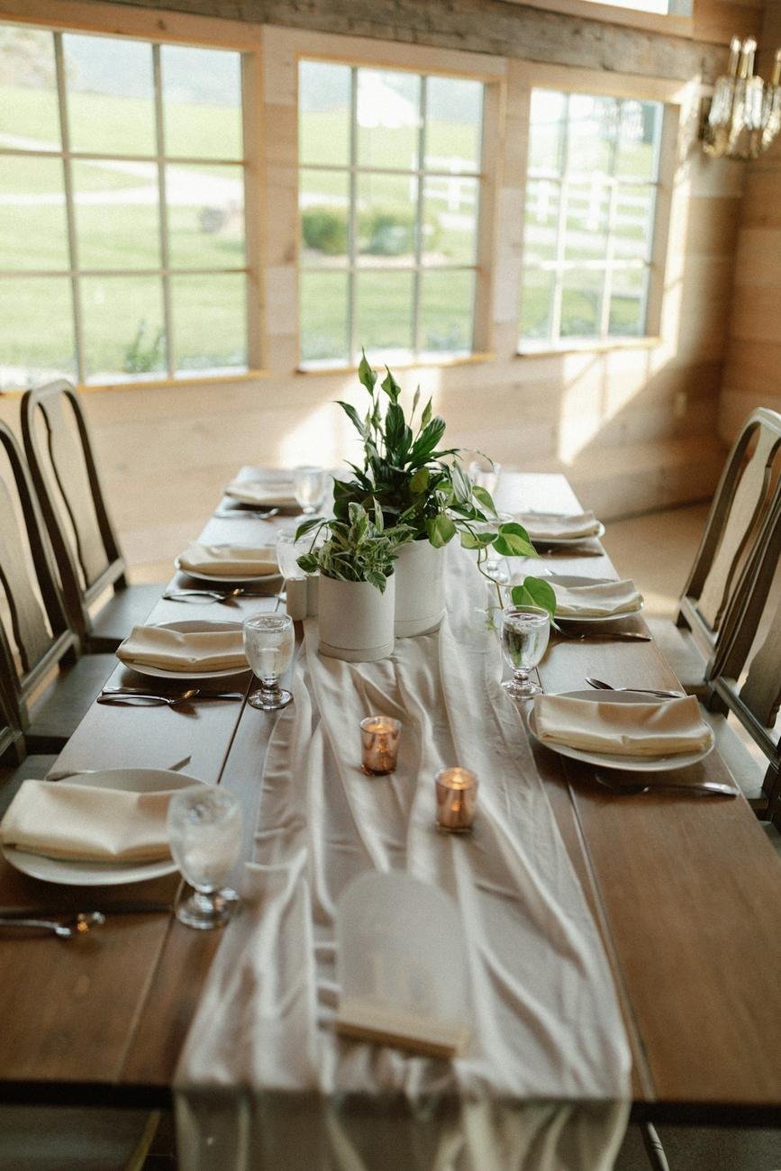 Mesa montada con detalle junto a la ventana
