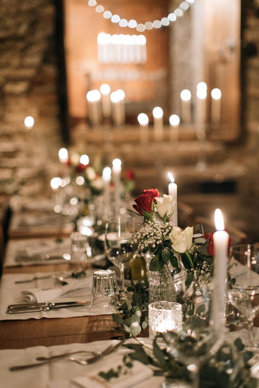 Mesa con velas y flores