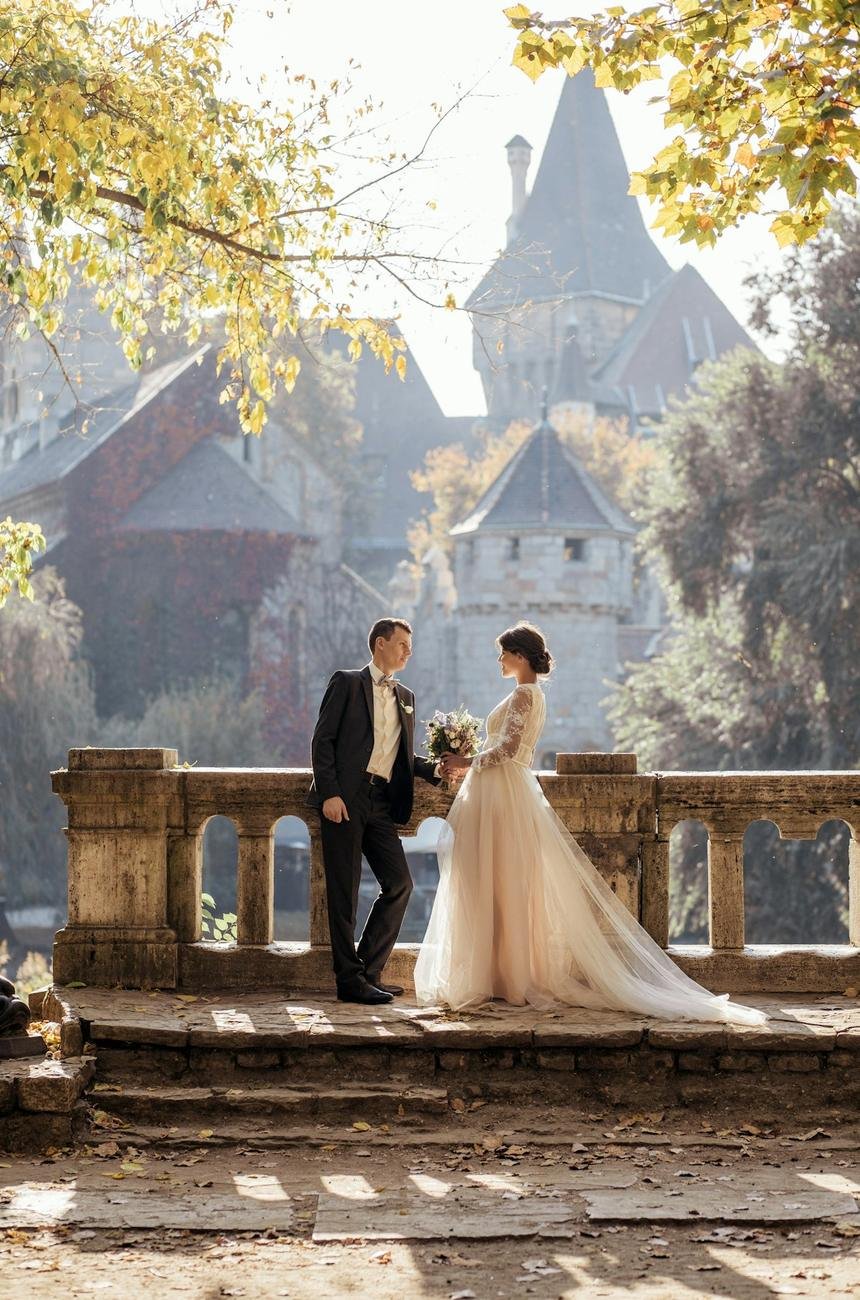 Novios en una escalinata