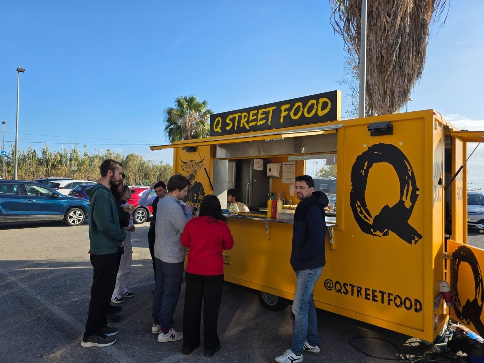 Food truck Q Street Food sirviendo a clientes en un evento