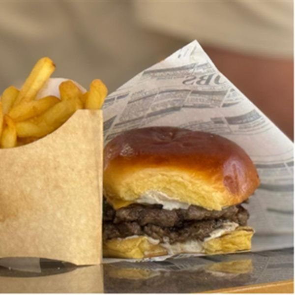 Hamburguesa en pan brioche con patatas fritas de Q Street Food