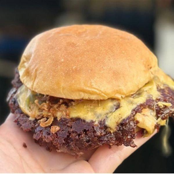 Hamburguesa smash con queso fundido de Q Street Food