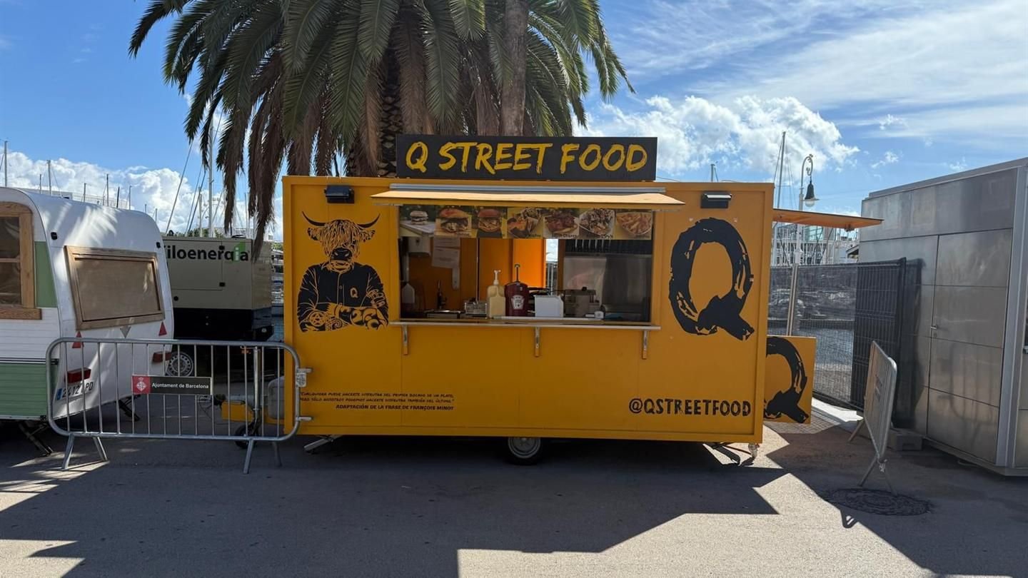 Food truck amarillo de Q Street Food en el puerto de Barcelona