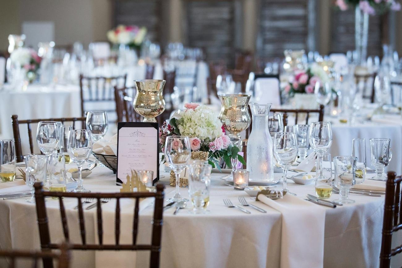 Salón de boda con mesas redondas