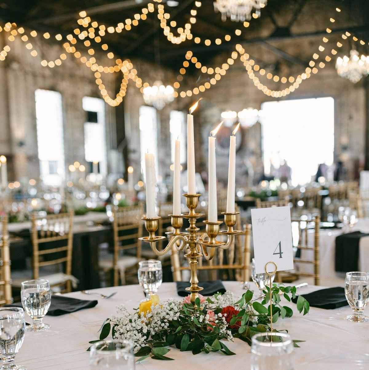 Salón de boda con guirnaldas de luces